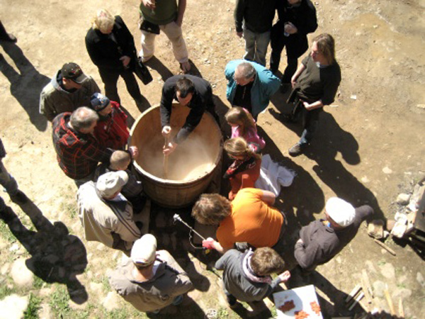 Brewing workshop, image taken from http://labsalus.lv/alus-aizpute-pirmais-baltijas-majalus-daritaju-saiets/